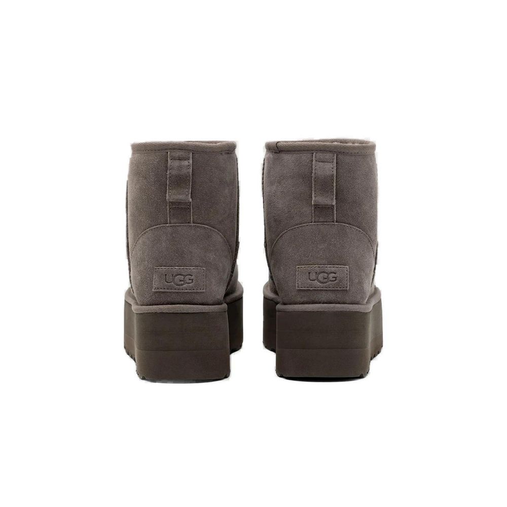 UGG – Graue Wildlederstiefel