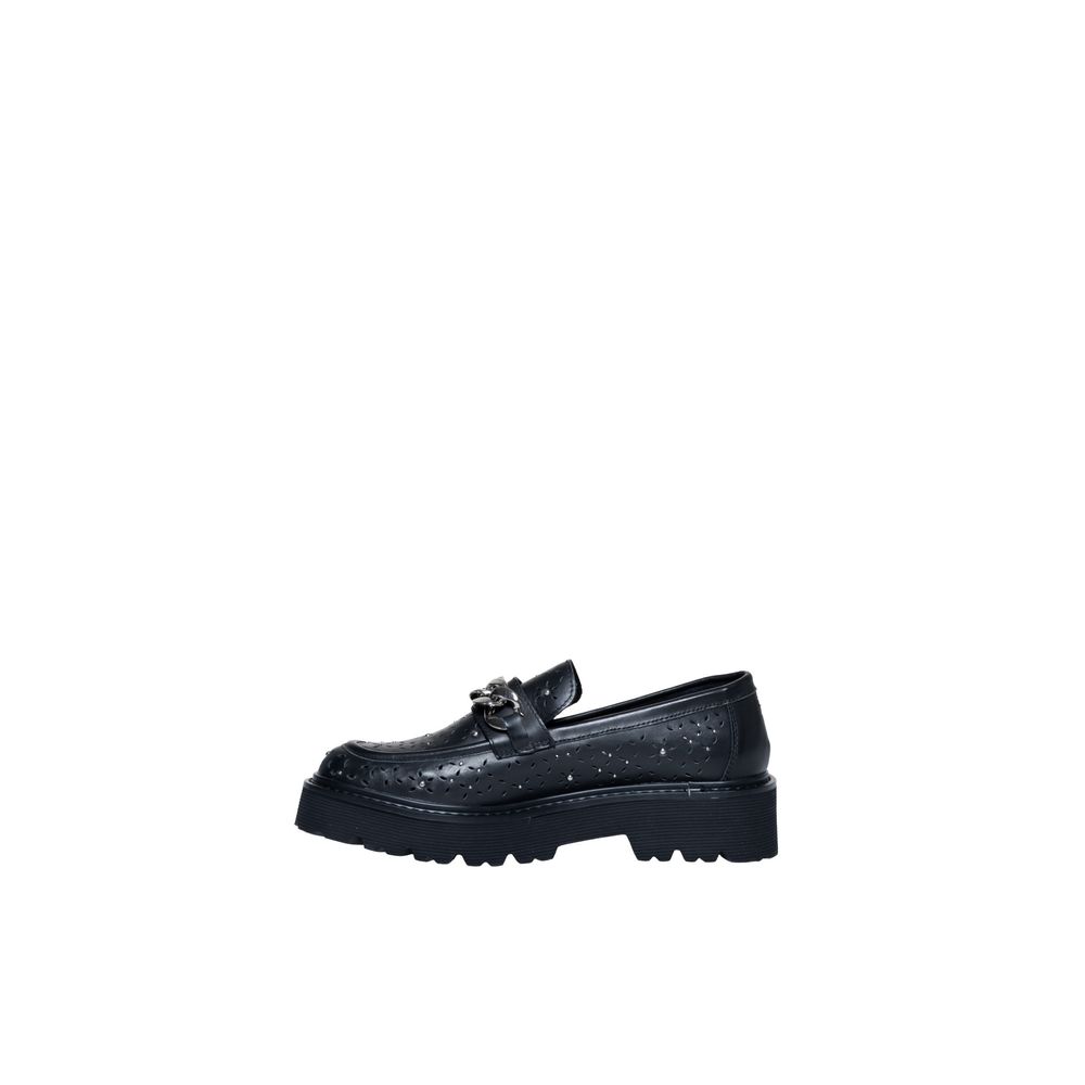 Kultiger flacher Schuh aus schwarzem Leder