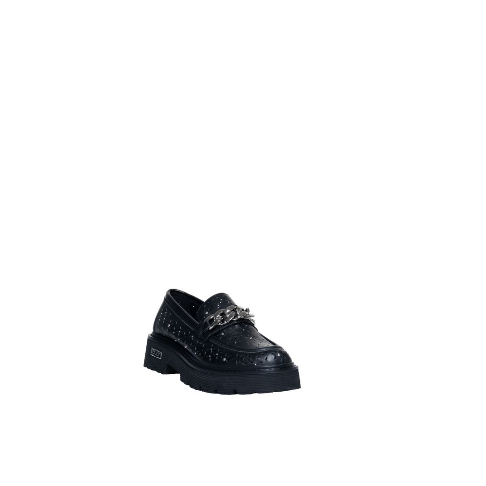 Kultiger flacher Schuh aus schwarzem Leder